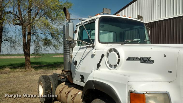 image for item DA5531 1995 Ford LA9000 Aero Max 106 semi truck