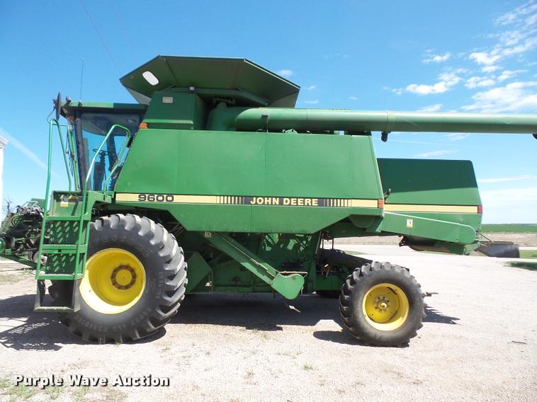 image for item DA8117 1989 John Deere 9600 combine