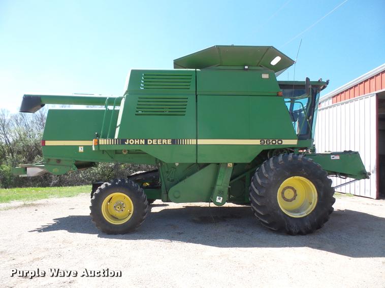 image for item DA8117 1989 John Deere 9600 combine