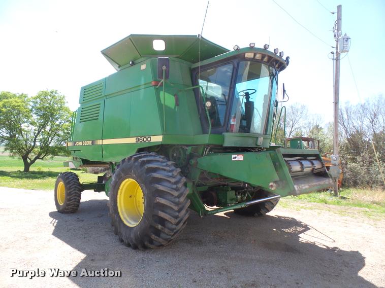 image for item DA8117 1989 John Deere 9600 combine