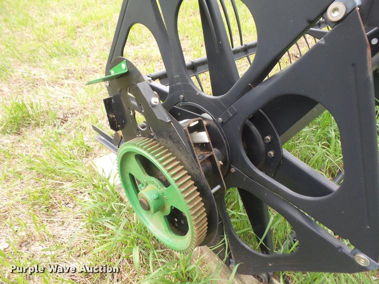 image for item DA8122 John Deere pickup reel