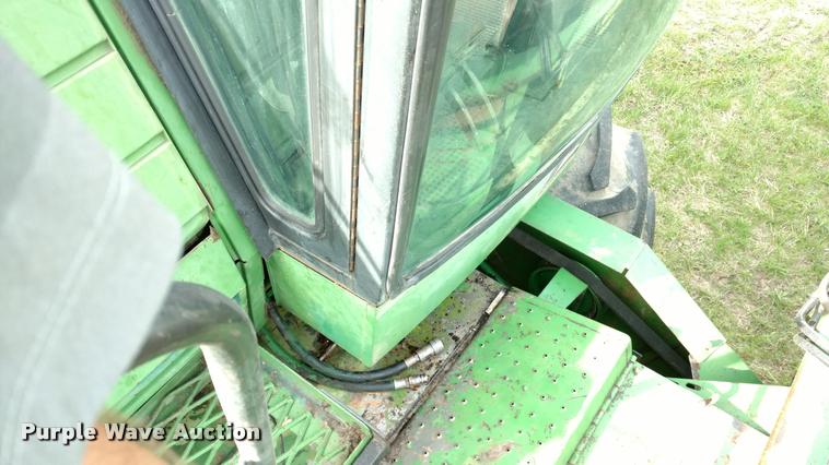 image for item DB0924 1979 John Deere 7720 combine