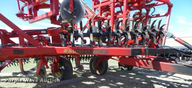 image for item DB2532 2014 Sunflower 3392-52 9X6 sweep plow