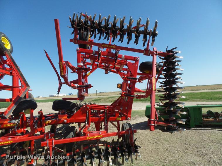 image for item DB2532 2014 Sunflower 3392-52 9X6 sweep plow