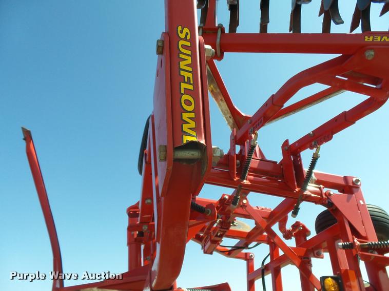 image for item DB2532 2014 Sunflower 3392-52 9X6 sweep plow