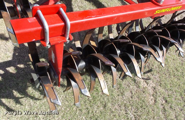 image for item DB2532 2014 Sunflower 3392-52 9X6 sweep plow