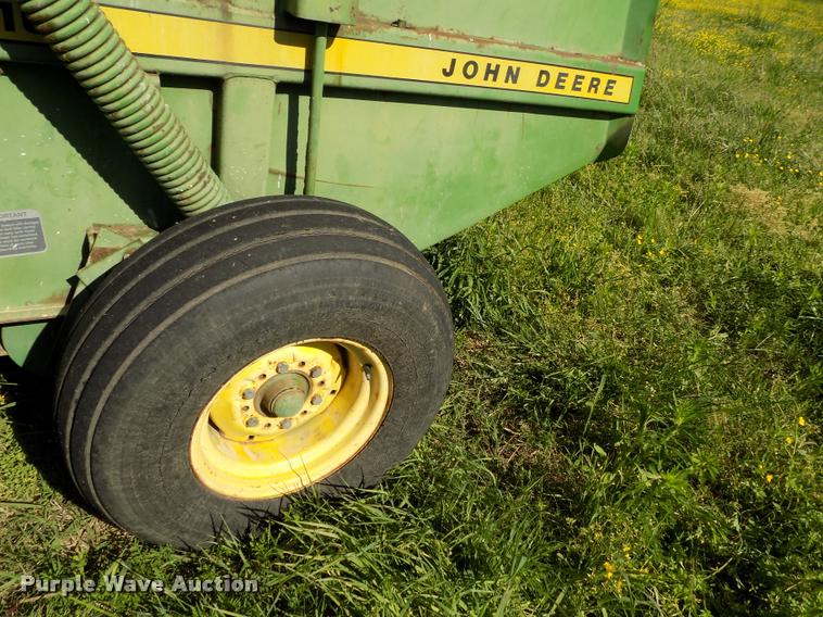 image for item DC7240 John Deere 510 round baler