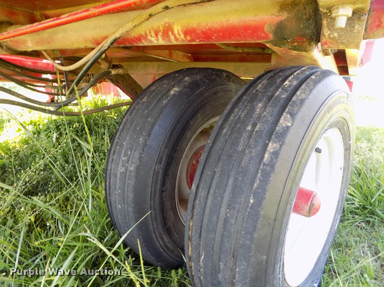 image for item DC7244 Hoelscher 1000 bale accumulator