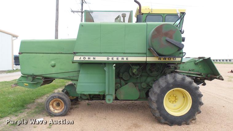 image for item DM9605 1975 John Deere 4400 combine