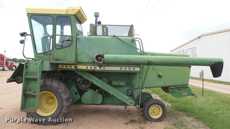image for item DM9605 1975 John Deere 4400 combine