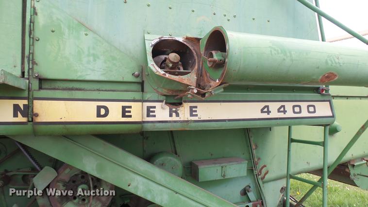 image for item DM9605 1975 John Deere 4400 combine