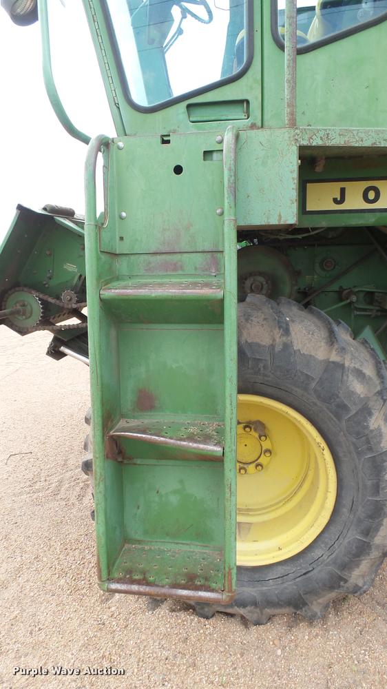 image for item DM9605 1975 John Deere 4400 combine