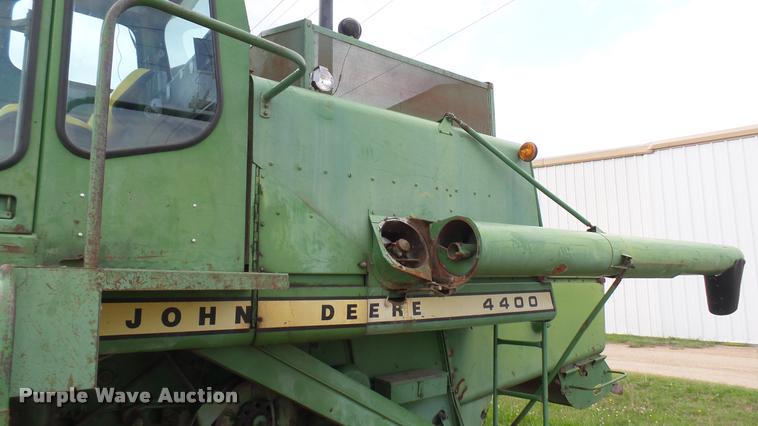 image for item DM9605 1975 John Deere 4400 combine