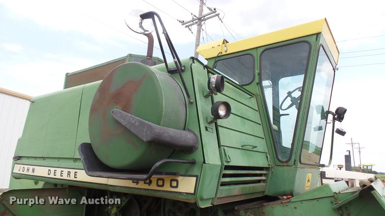 image for item DM9605 1975 John Deere 4400 combine