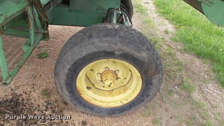 image for item DM9605 1975 John Deere 4400 combine