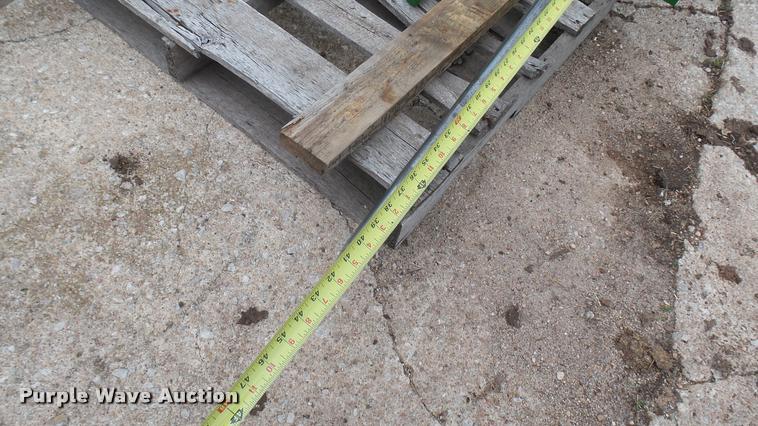 image for item DQ9225 John Deere bale spear