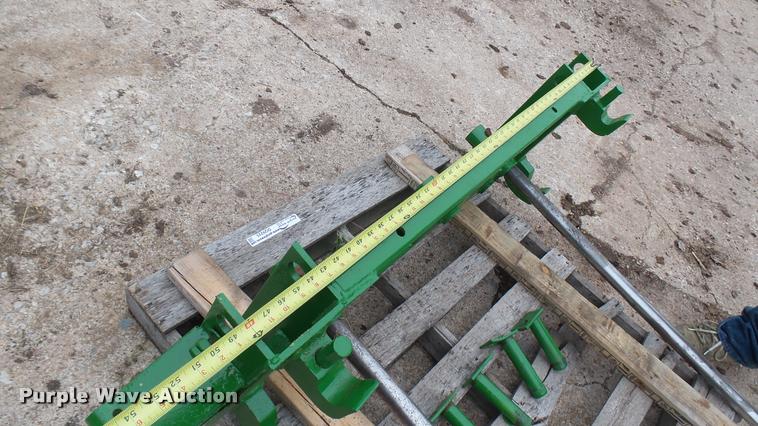 image for item DQ9225 John Deere bale spear