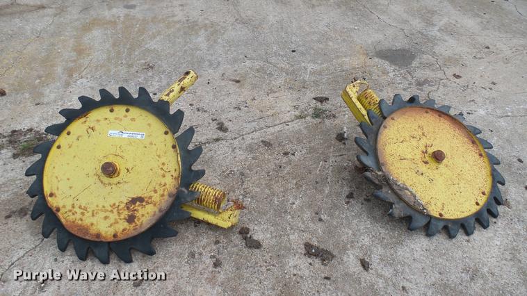image for item DQ9227 (2) John Deere gathering wheels
