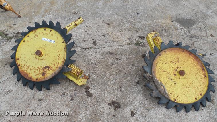 image for item DQ9227 (2) John Deere gathering wheels