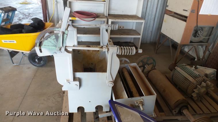 image for item DS9068 Roller mill