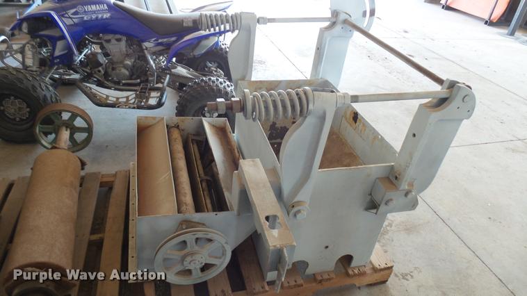 image for item DS9068 Roller mill