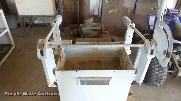 image for item DS9068 Roller mill
