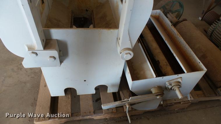 image for item DS9068 Roller mill