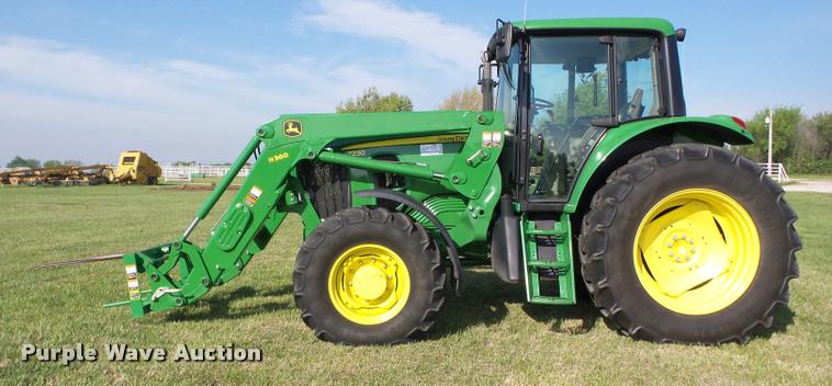 image for item J8643 2013 John Deere 7230 MFWD tractor