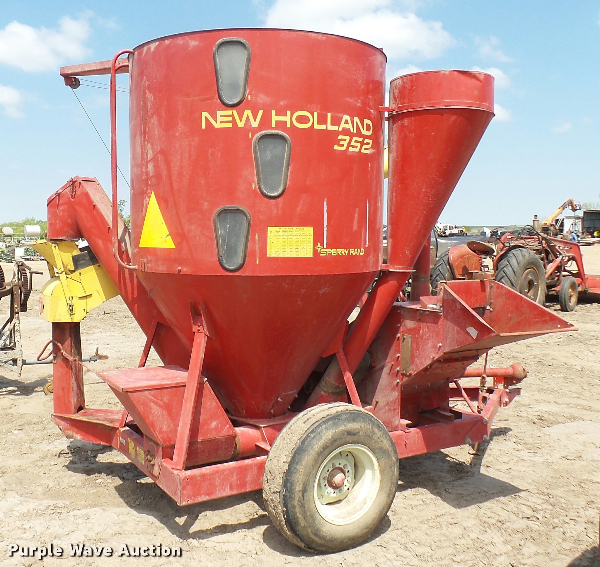 New Holland 352 mixer/grinder in Kinsley, KS Item DM9637 sold