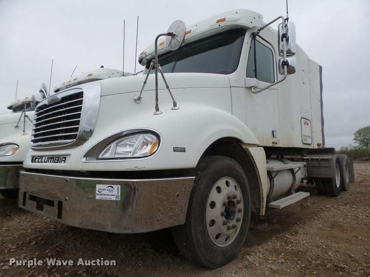 image for item DA0668 2006 Freightliner Columbia CL120 semi truck