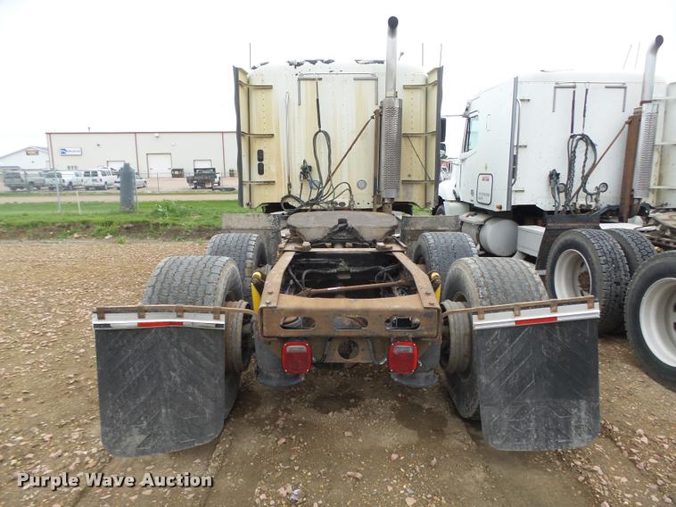 image for item DA0668 2006 Freightliner Columbia CL120 semi truck