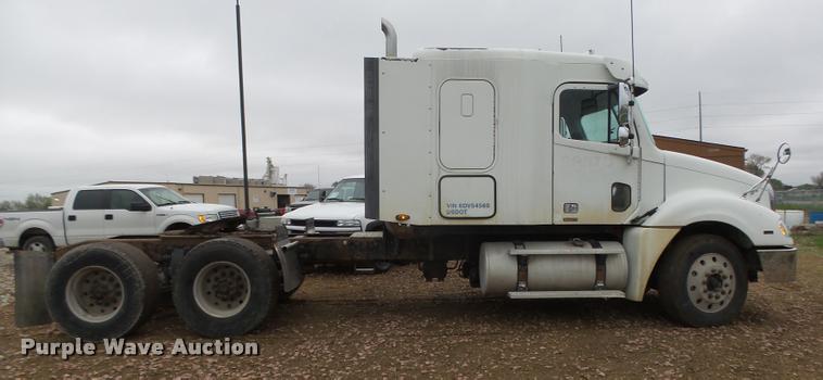 image for item DA0668 2006 Freightliner Columbia CL120 semi truck