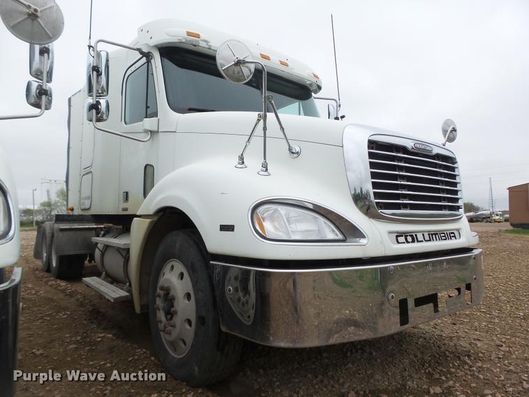 image for item DA0668 2006 Freightliner Columbia CL120 semi truck