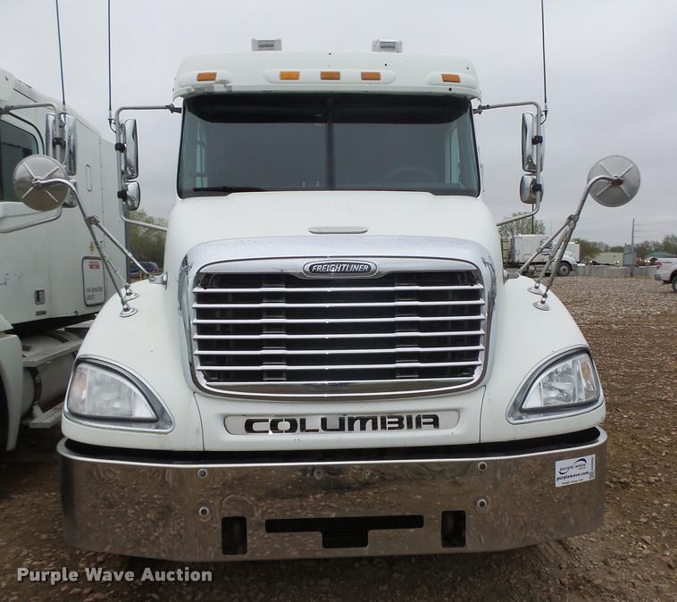 image for item DA0668 2006 Freightliner Columbia CL120 semi truck