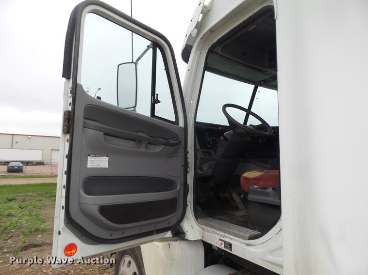 image for item DA0668 2006 Freightliner Columbia CL120 semi truck