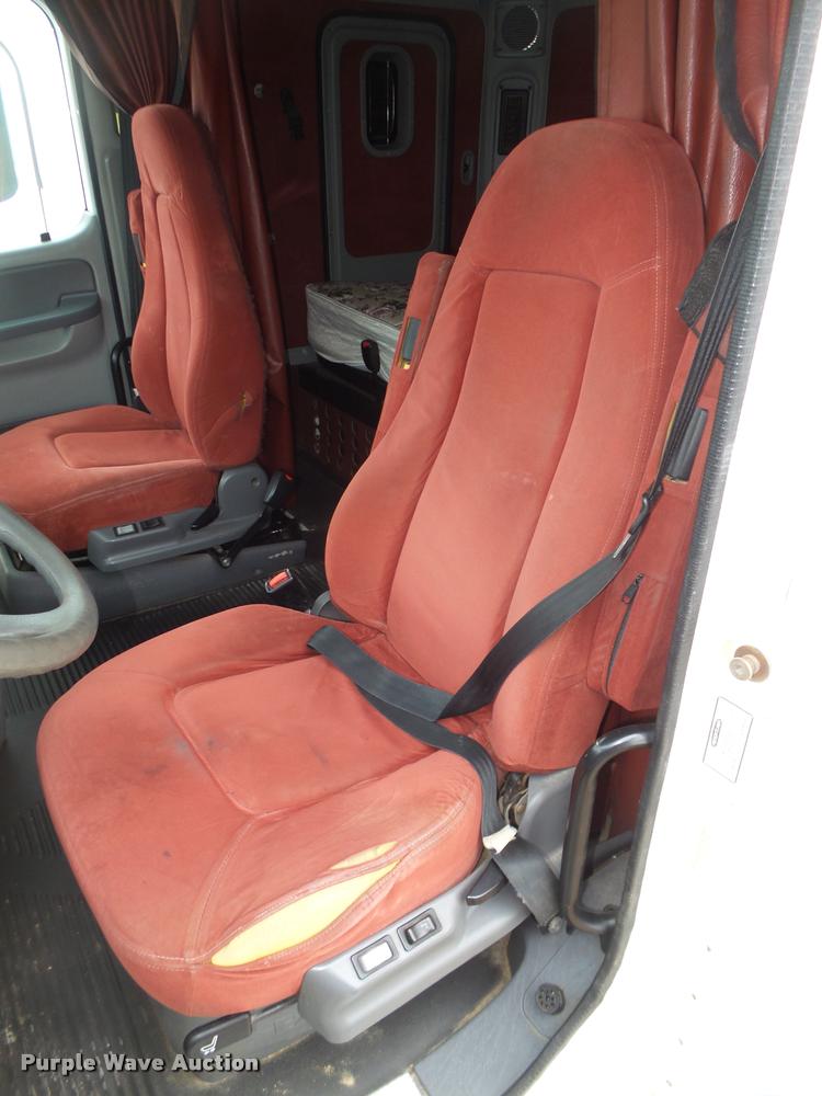 image for item DA0668 2006 Freightliner Columbia CL120 semi truck