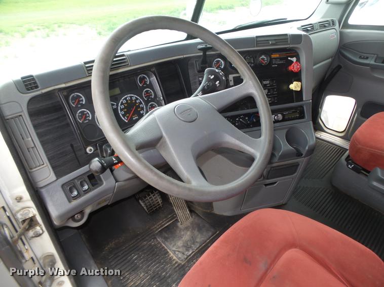 image for item DA0668 2006 Freightliner Columbia CL120 semi truck