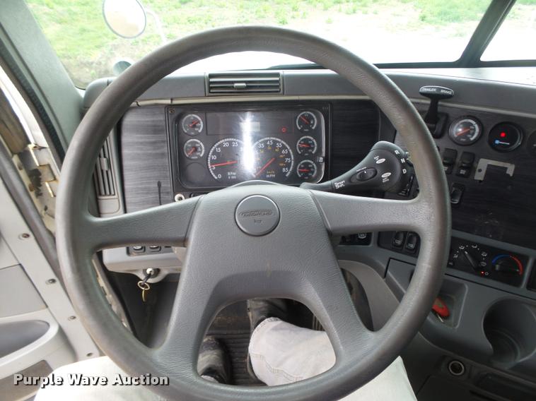 image for item DA0668 2006 Freightliner Columbia CL120 semi truck