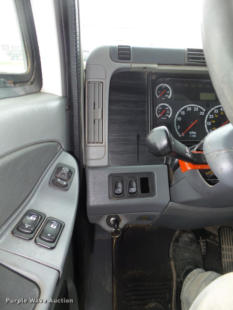 image for item DA0668 2006 Freightliner Columbia CL120 semi truck