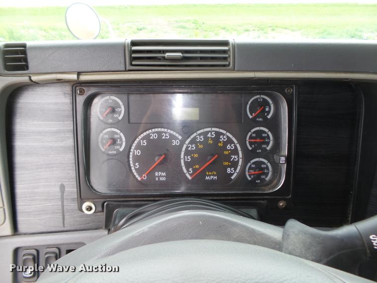 image for item DA0668 2006 Freightliner Columbia CL120 semi truck