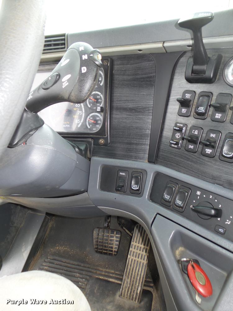 image for item DA0668 2006 Freightliner Columbia CL120 semi truck