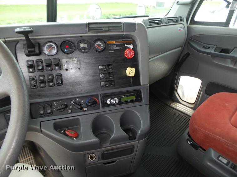 image for item DA0668 2006 Freightliner Columbia CL120 semi truck