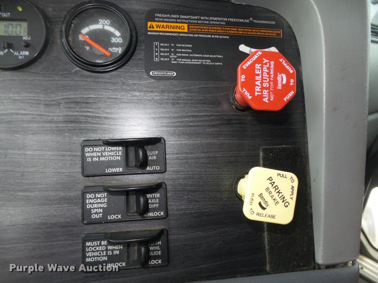 image for item DA0668 2006 Freightliner Columbia CL120 semi truck