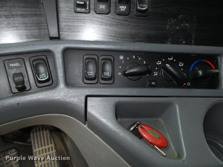 image for item DA0668 2006 Freightliner Columbia CL120 semi truck