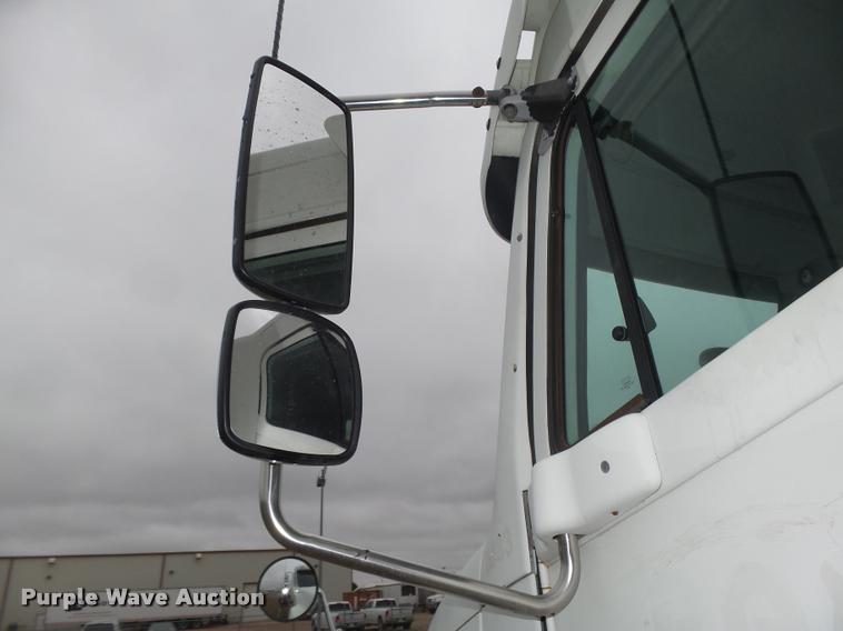 image for item DA0668 2006 Freightliner Columbia CL120 semi truck