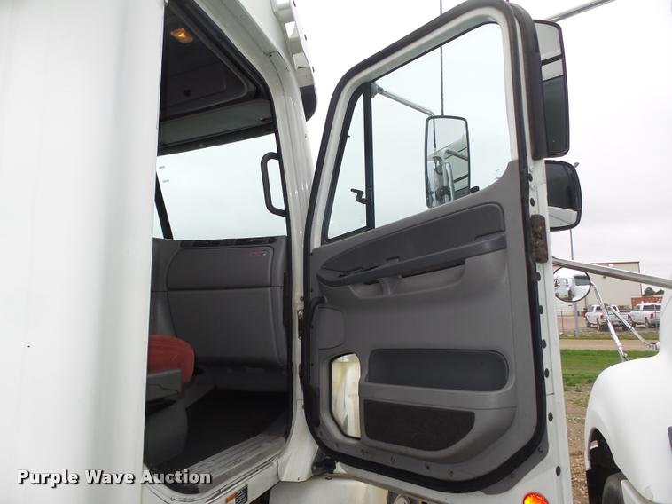 image for item DA0668 2006 Freightliner Columbia CL120 semi truck