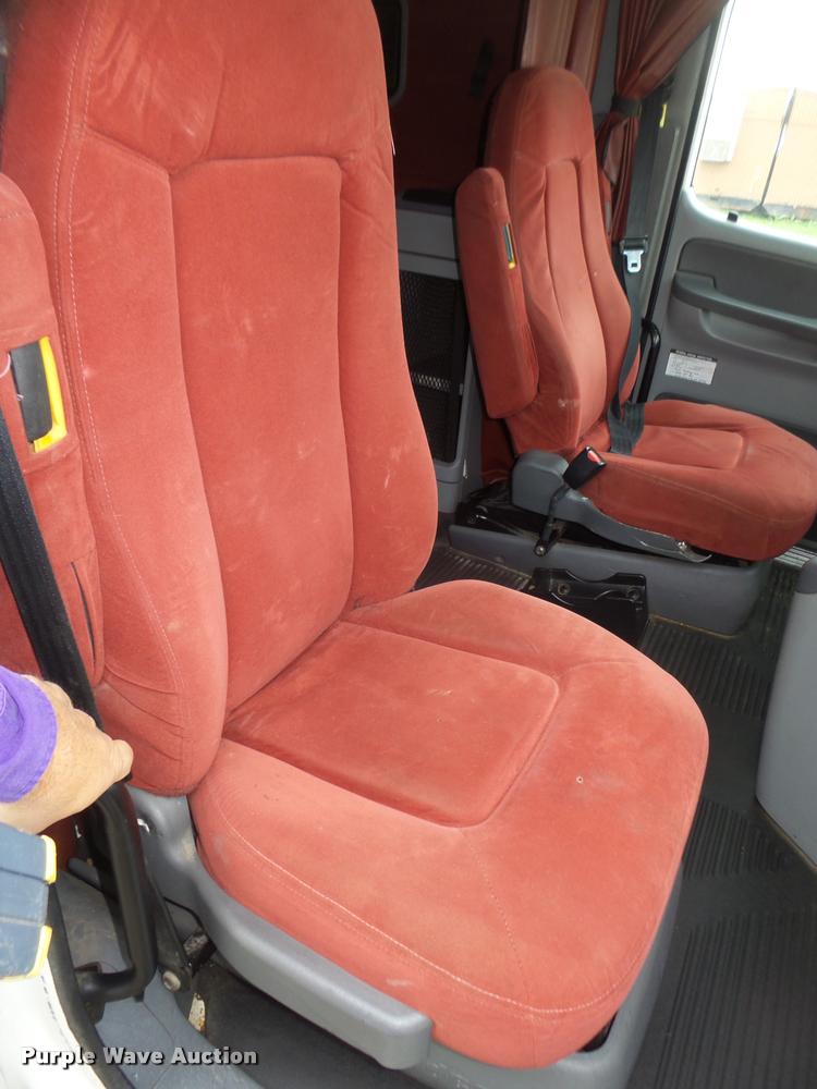 image for item DA0668 2006 Freightliner Columbia CL120 semi truck