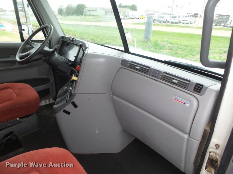 image for item DA0668 2006 Freightliner Columbia CL120 semi truck