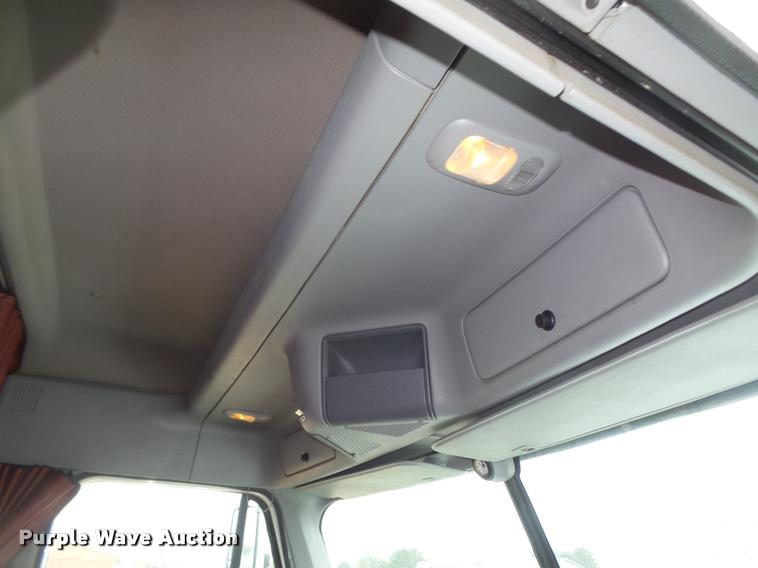 image for item DA0668 2006 Freightliner Columbia CL120 semi truck