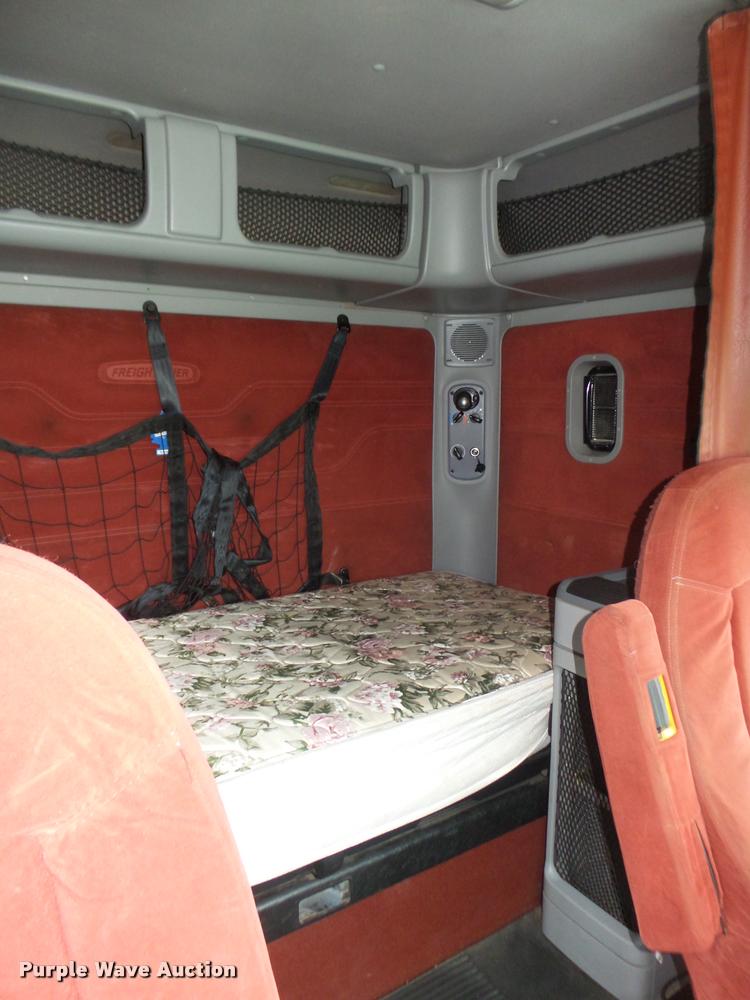 image for item DA0668 2006 Freightliner Columbia CL120 semi truck